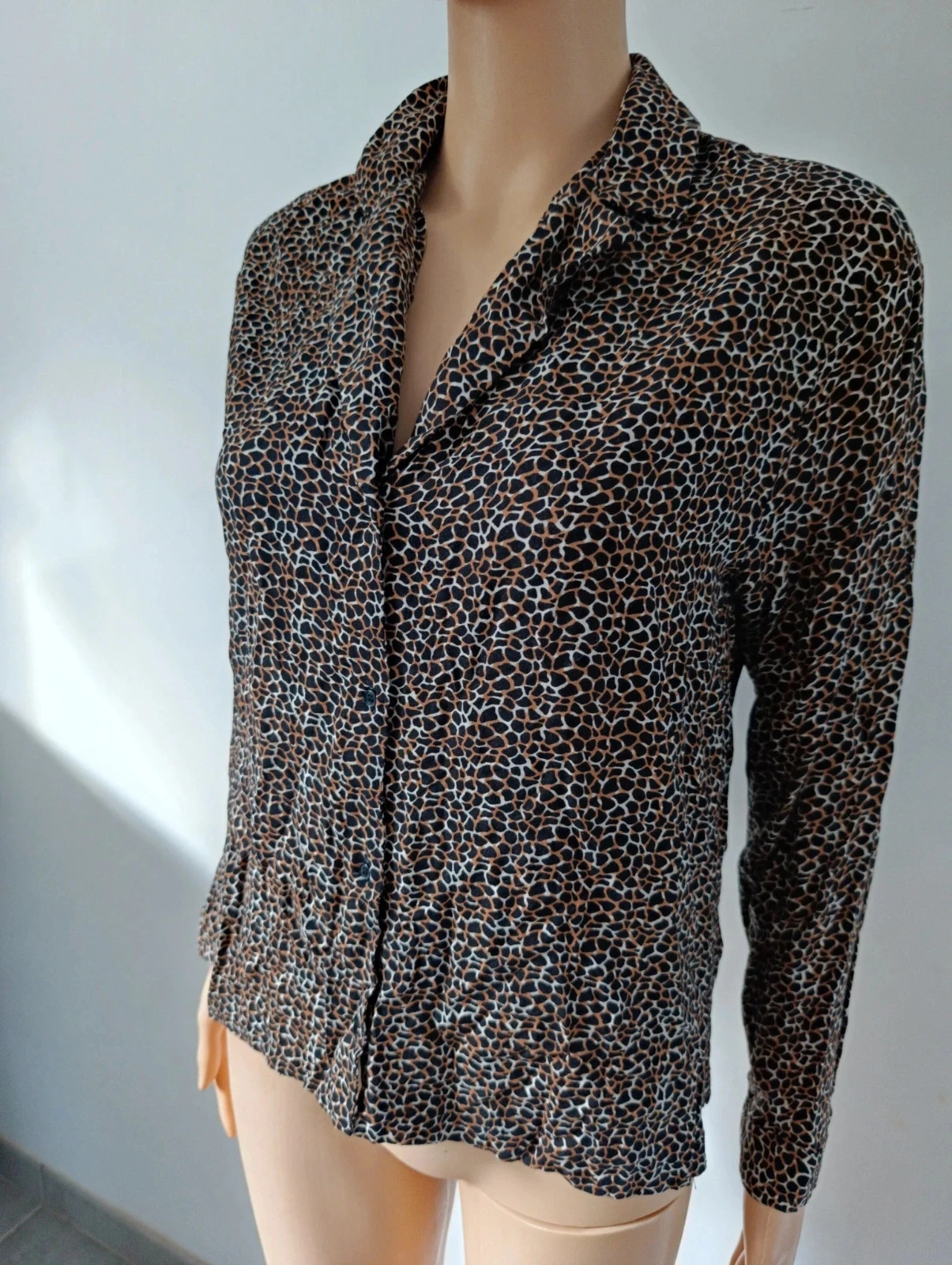 Blusa Pull&Bear XS con estampado animal 100% viscosa mangas largas – photo 4